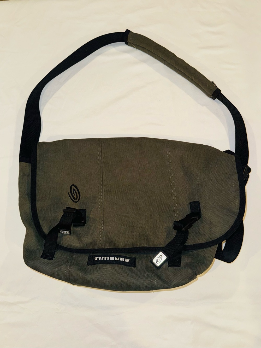 Timbuk2 Classic Messenger Bag Olive Green Medium Laptop Commuter Crossbody